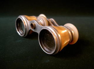 IyOX (Binoculars 2)